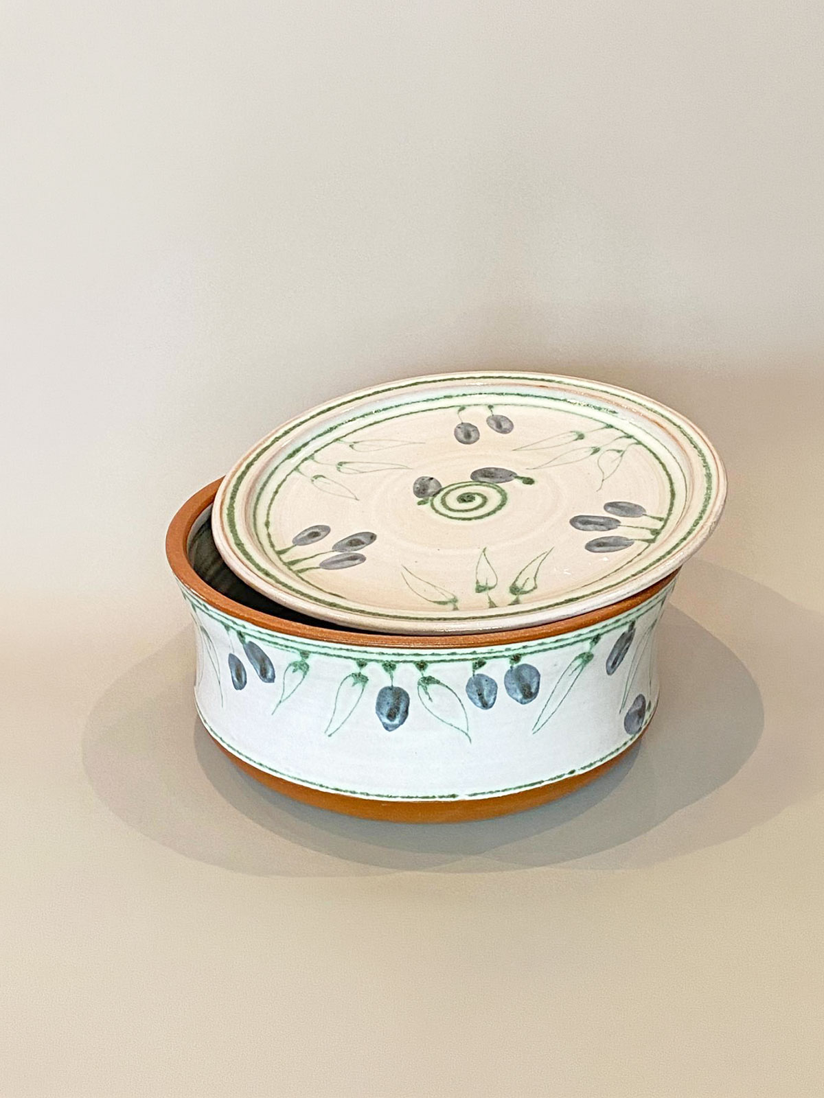 Töpferware mit Oliven-Dekor