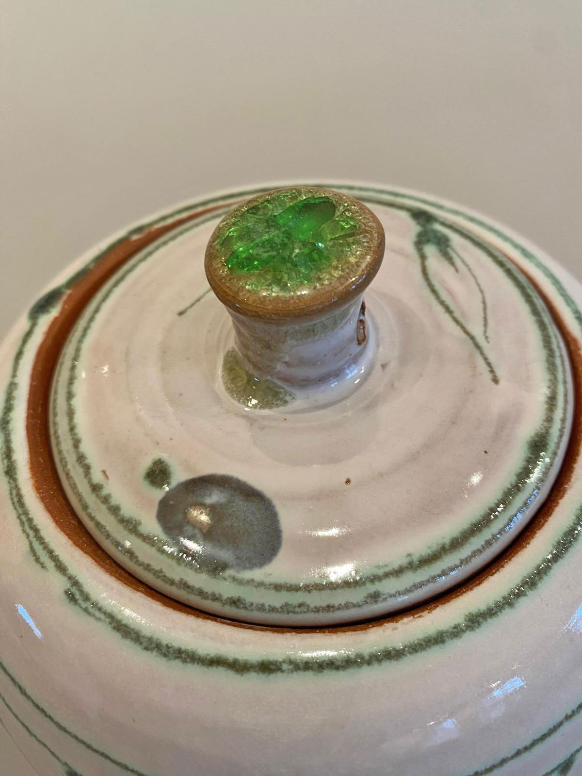 Töpferware mit Oliven-Dekor