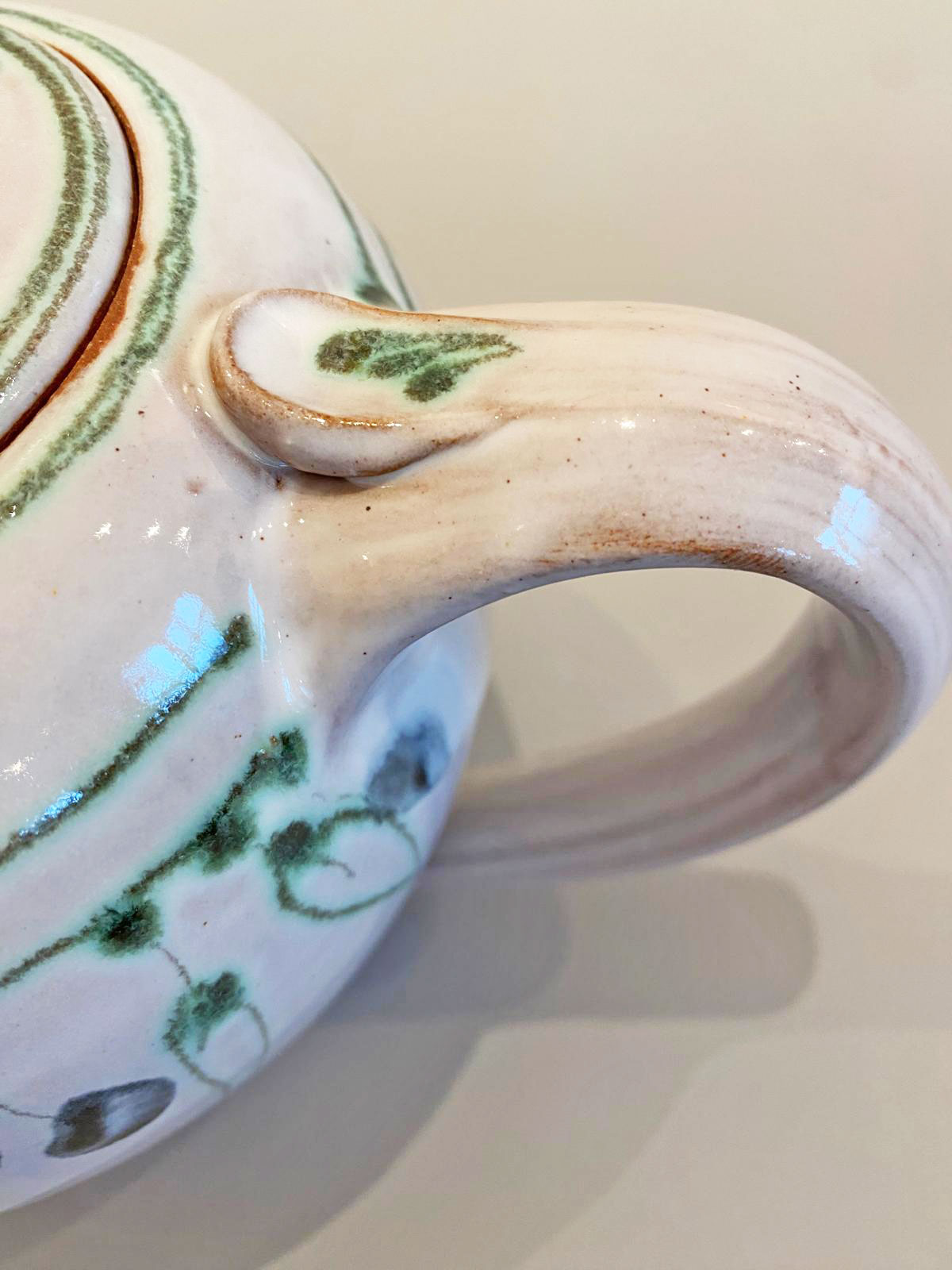 Töpferware mit Oliven-Dekor