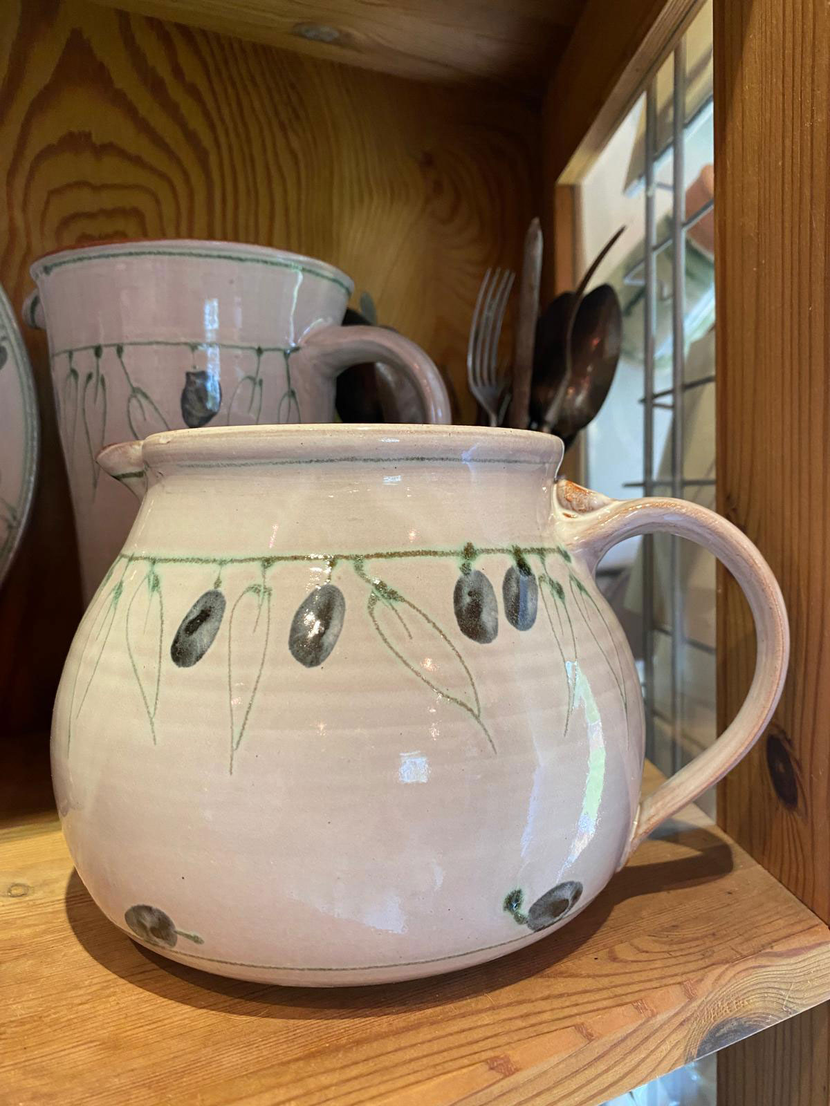 Töpferware mit Oliven-Dekor