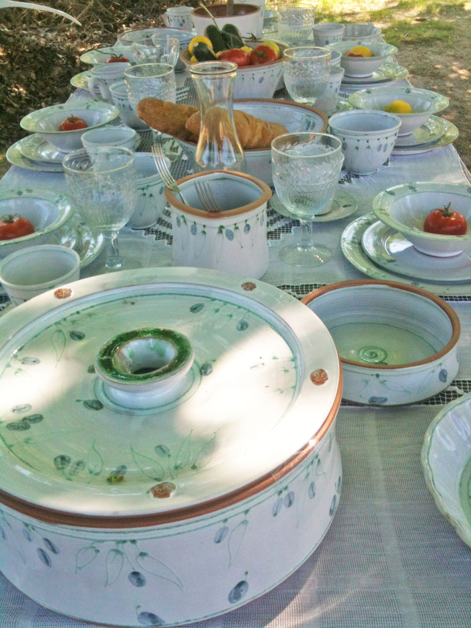 Töpferware mit Oliven-Dekor