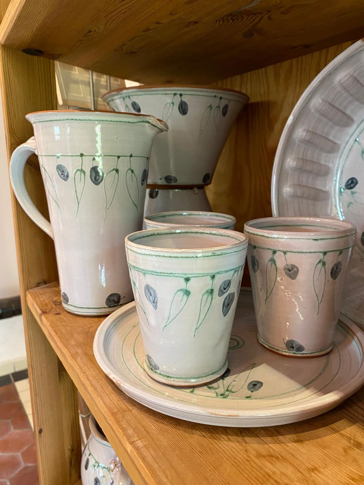 Töpferware mit Oliven-Dekor